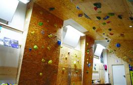 Ceiling installation in bouldering centre