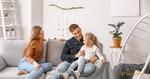 Familie vor easyTherm® Infrarotheizung am Sofa