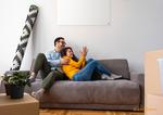 Paar auf Couch vor easyTherm® Infrarotheizung space