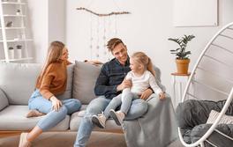 Infrarotheizung space mit Familie im Wohnzimmer Infrarotheizung space mit Familie im Wohnzimmer