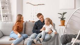 Infrarotheizung space mit Familie im Wohnzimmer