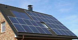 [Translate to Französisch:] Photovoltaik Anlage auf dem Dach