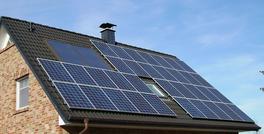 Photovoltaïque sur le toit de la maison pour produire de l'électricité