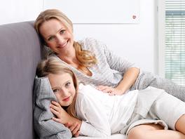 [Translate to Deutsch:] Mutter und Kind vor Infrarotheizung von easyTherm