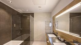 Chauffage infrarouge multiplan en blanc dans une salle de bains