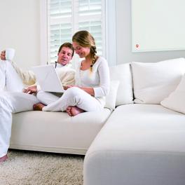 Paar im Wohnzimmer mit Infrarotpaneel comfortSoft