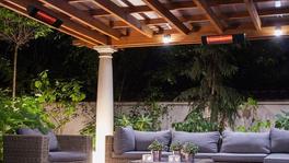 powerHeat Heizstrahler von easyTherm® auf der Terrasse