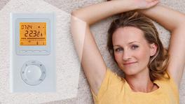 Zeitumstellung Thermostat und Frau auf dem Teppich