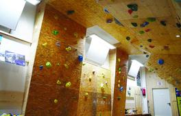 Installation au plafond dans la salle de bouldering