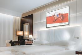 Chambre d'hôtel avec panneau infrarouge photo