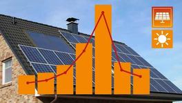 Photovoltaikanlage auf Dach mit Grafik zu Einspeisetarif in Österreich