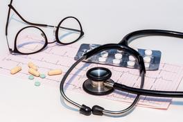 Medizin und Gesundheit Brille und Stethoskop
