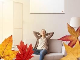 Frau auf Sofa genießt Wärme der easyTherm® Infrarotheizung space