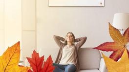 Frau auf Sofa vor easyTherm® Infrarotheizung space Frau auf Sofa genießt Wärme der easyTherm® Infrarotheizung space